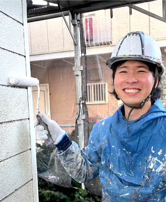 ALCパネル外壁の塗装を行っている様子