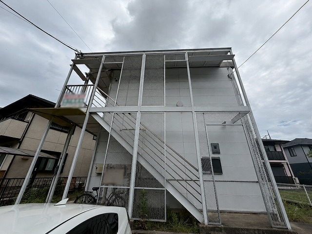 【龍ケ崎市のアパート調査】外壁の塗膜剥がれやシーリング劣化を確認！203号室の床腐食と雨漏りの関係を点検しました
