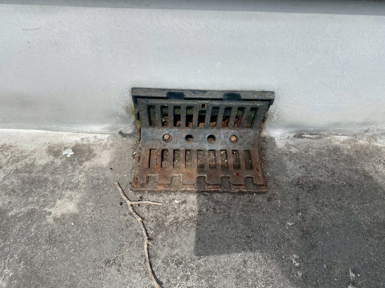 排水溝　金属部分