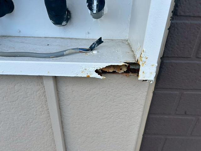 一部に穴が空き腐食している写真