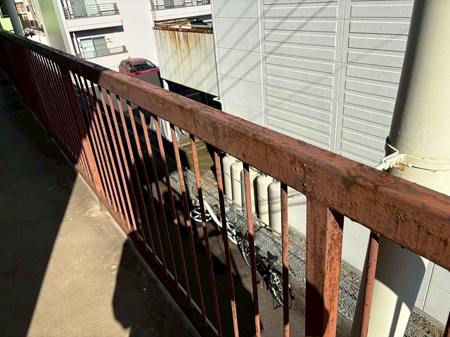 酷く錆びたアパート手摺の写真