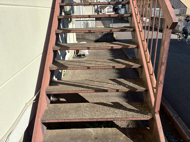 つくば市二階建てALCアパート 共用部手すりのサビ・腐食を現地調査 安全性向上のための鉄部補修・塗装工事のご提案