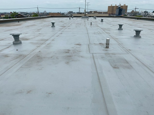 土浦市で3階建てマンションの屋上防水を点検 雨漏りを防ぐための外装メンテナンスとは