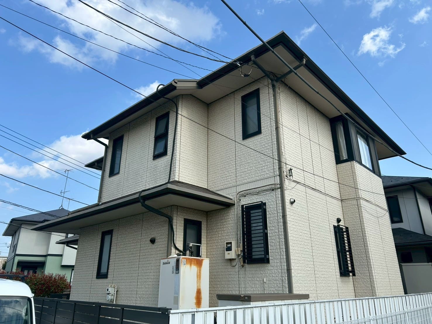２階建て住宅の屋根・外壁に色あせとチョーキング現象…メンテナンス時期を見極める現地調査