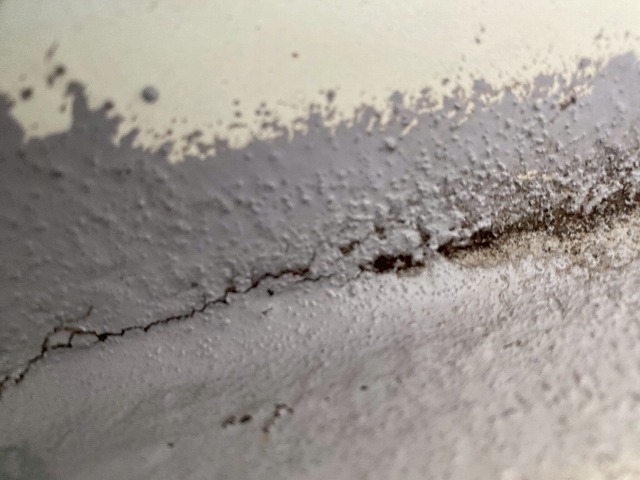 ベランダひび割れ写真