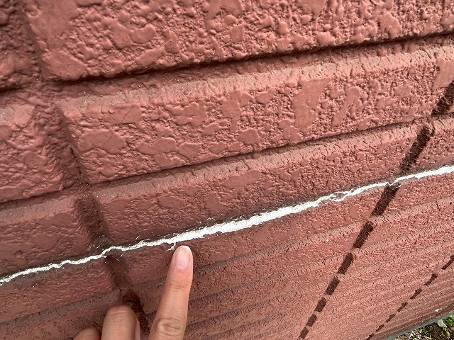 劣化により白くなったコーキング