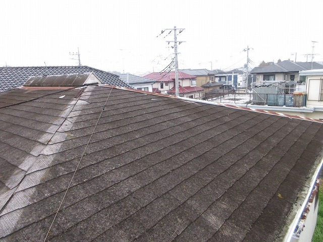 土浦市の木造2階建て住宅の屋根を現地調査　色あせ・苔・棟板金の劣化から見る雨漏りリスクとは？