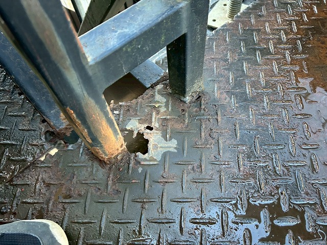 水戸市で3階建て戸建ての鉄骨階段に深刻な腐食　踏み抜きリスクから鉄骨改修と重防食塗装をご提案