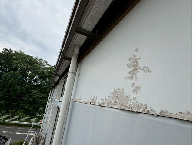 ひどく剥がれた外壁