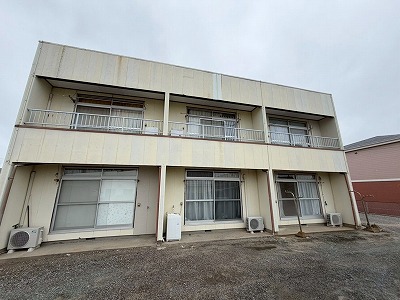 龍ケ崎市のアパート外壁塗装前調査で確認した外壁の膨れと笠木腐食、鉄部塗膜剥がれの進行