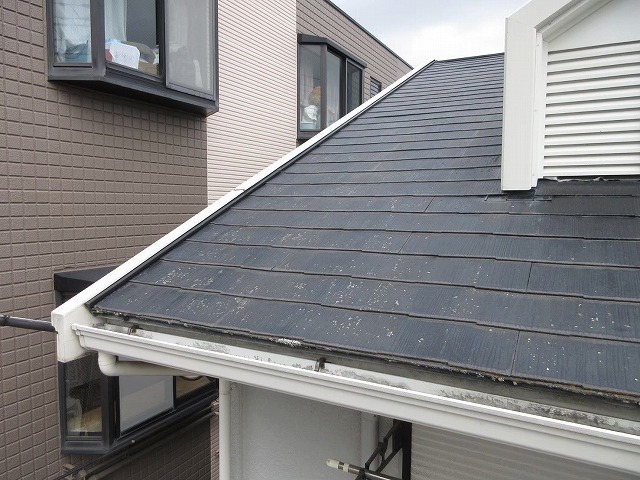 龍ケ崎市で雨染みを調査、出窓まわりのシーリングの劣化と屋根塗膜の傷みを確認