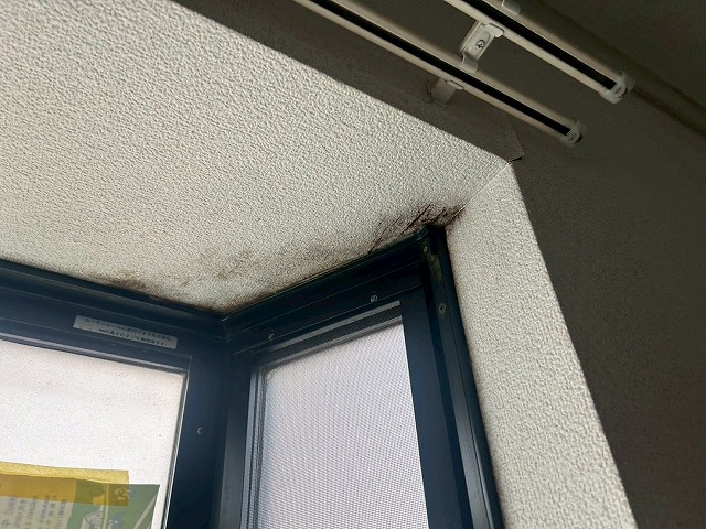 室内出窓の雨染み
