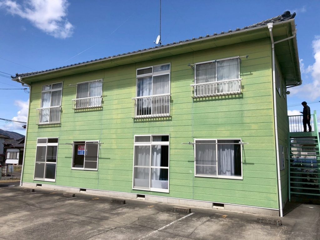 牛久市で確認した外壁色褪せとシーリングひび割れ、鉄骨階段の腐食が進む建物の調査結果