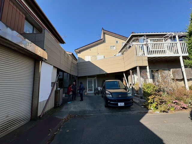 建物全景と張り出しベランダ
