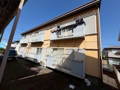 【龍ケ崎市の2階建てアパートを現地調査】屋根・外壁・共用部の劣化を確認！外装リフォームをご提案しました