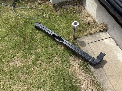 庭に落下した雨樋部材