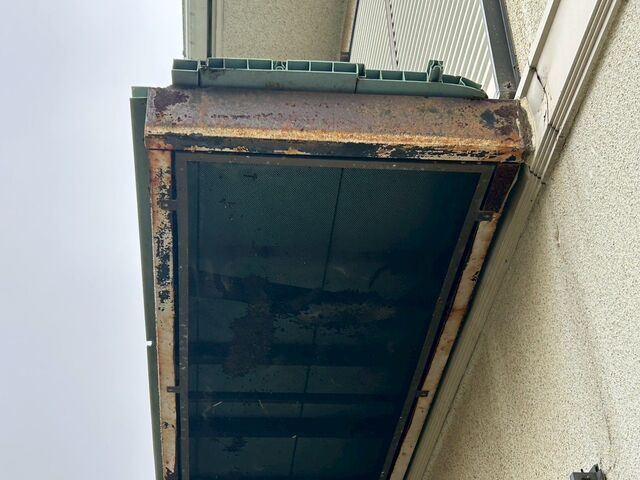 錆びた庇の下面