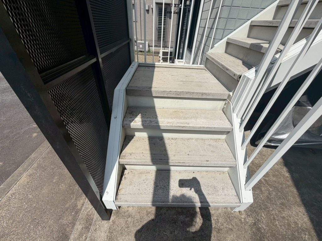 屋外階段の汚れ状況