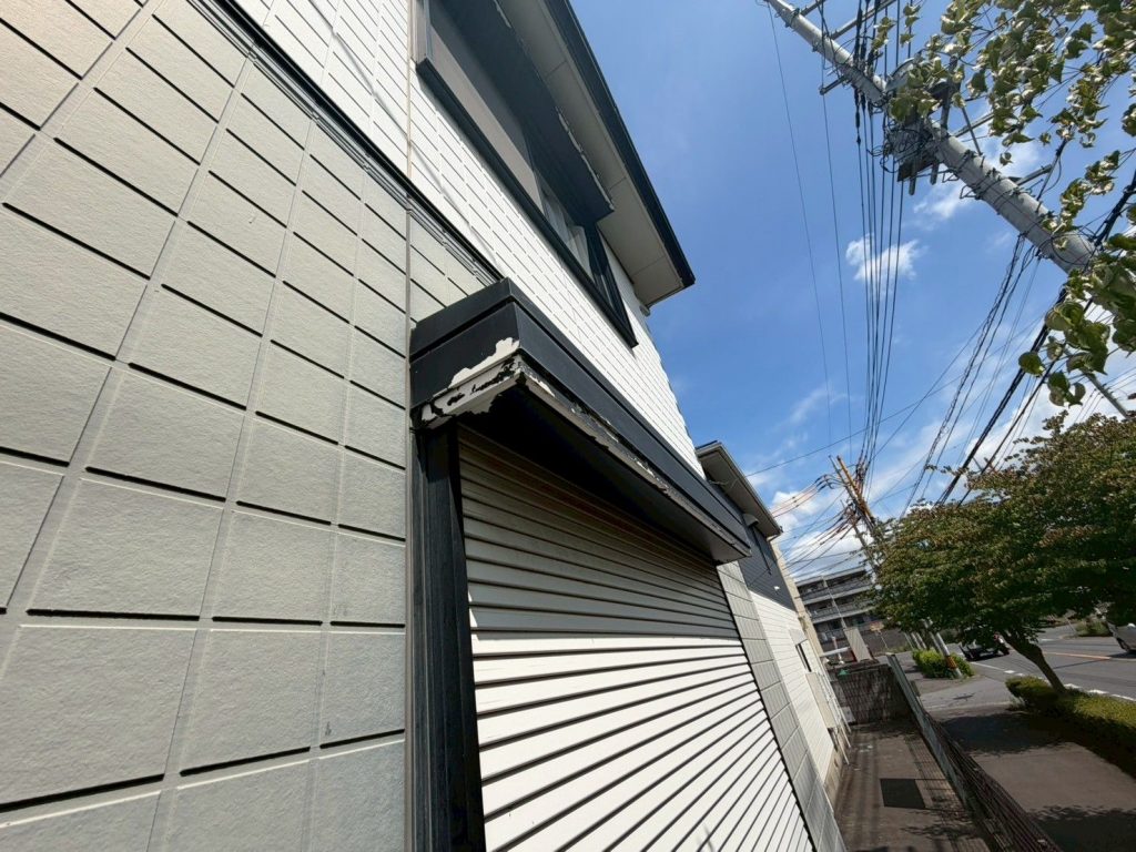 塗膜が剥がれた庇